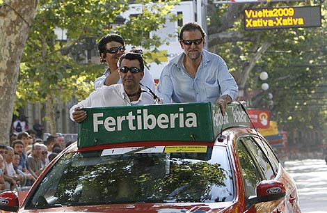 Rajoy, junto a Moragas, siguiendo la sexta etapa de la Vuelta en Xtiva. | Jos Cullar