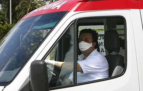 Un trabajador sanitaria conduce una ambulancia. | J. Cullar