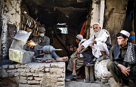 Afganos en un precario negocio familiar. | Efe