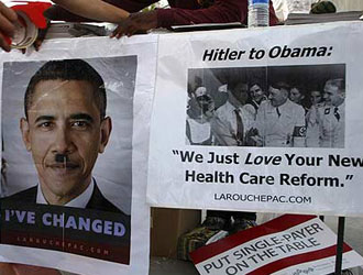 El presidente de EEUU, Barack Obama, es comparado con Hitler durante una protesta en California. | AP