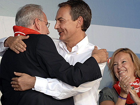 Zapatero abraza a Guerra al final de su intervencin. | Efe