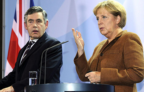 Gordon Brown y Angela Merkel, durante su rueda de prensa en Berlín. | Efe