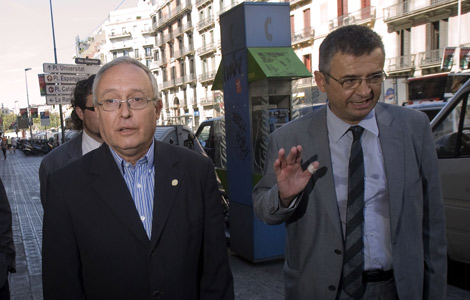 El alcalde de Arenys (izquierda), junto a su abogado, Salvador Mil. | Santi Cogolludo