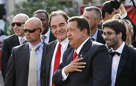 Hugo Chávez y Oliver Stone, en la alfombra roja. | AP