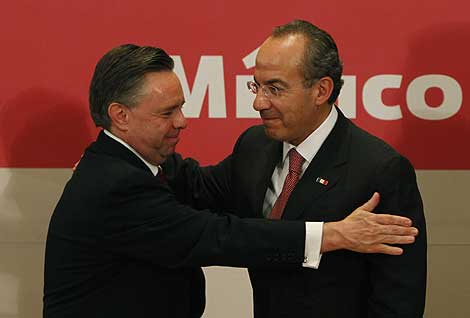 El presidente de Mxico (dcha.), saluda al ya ex fiscal general, Eduardo Median Mora. | Ap