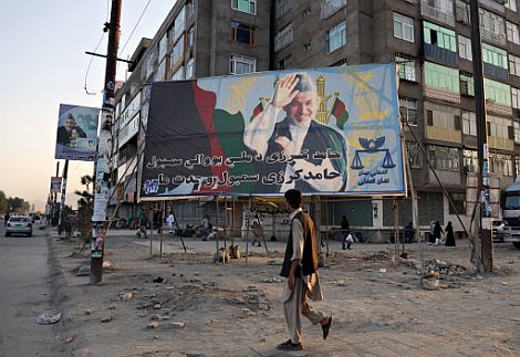 Un cartel de Karzai en Kabul. | Afp