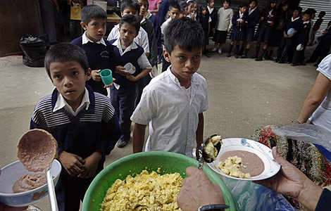 Niños guatemaltecos durante el almuerzo en un colegio. | Efe