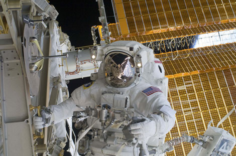 El astronauta de la NASA John 'Danny' Olivas durante el ltimo paseo espacial de la misin actual del 'Discovery'. | Reuters