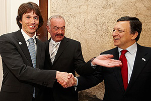 Kozusnik saluda a Barroso (dcha) junto a presidente del senado checo, Premysl Sobotka.
