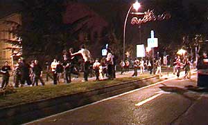 Imagen de los disturbios entre jvenes de Pozuelo y la polica. (EFE).