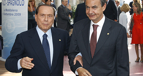 Silvio Berlusconi (izda), saluda a Jos Luis Rodrguez Zapatero en la Cumbre. | Efe