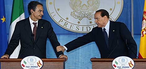 Zapatero y Berlusconi, durante la rueda de prensa tras la cumbre. | Efe
