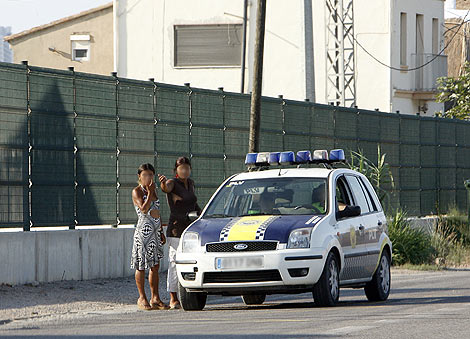 Dos prostitutas en la carretera de Pinedo, junto a la Polica | Jos Cullar.
