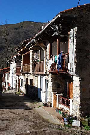 Casas en hilera, en el pueblo de Saja, Cantabria. (Foto: Obregón).