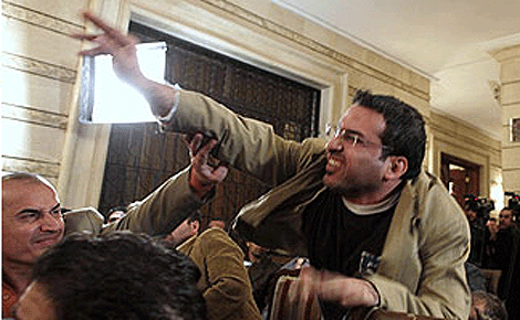 El periodista iraqu Muntadar al Zaidi, en el momento del lanzamiento de su zapato.