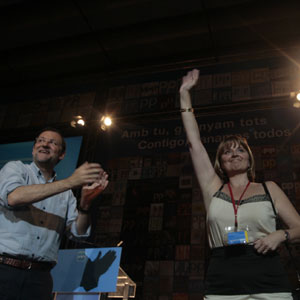 Rajoy aplaude a Estaràs tras su victoria en el Congreso del PP en Baleares de 2008. (Foto: Enrique Calvo)