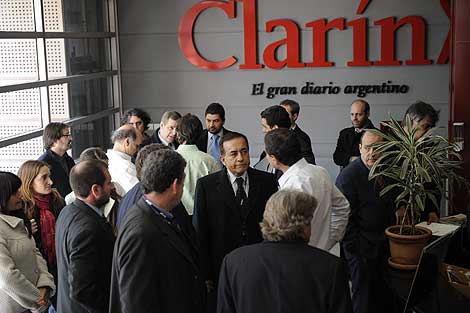 La redaccin de ' Clarn ' en Buenos Aires, durante el asalto de los inspectores fiscales. | Foto: Gentileza de 'Clarn'