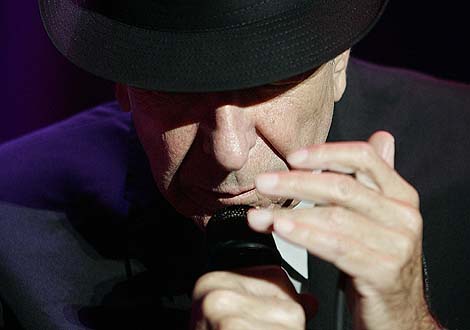 Leonard Cohen, en un momento de su actuacin anoche en Madrid. | Diego Sinova