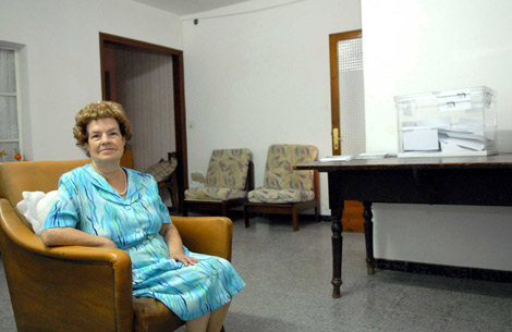 Los votos por correo han permanecido en el austero saln de doa Joana. | Marga Cruz