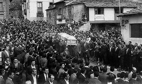 Multitudinario entierro de Pepn Vaquero en Villablino. | Fotos cedidas por la familia