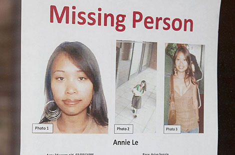 Un cartel con imgenes de la joven desaparecida en un edificio de Yale. | AP