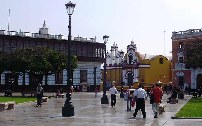 Esquina de la Plaza de Armas del Trujillo peruano. | W. Fernndez
