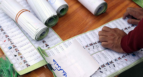 Un miembro de la Comisin de Quejas Electorales busca irregularidades en las papeletas. | Efe