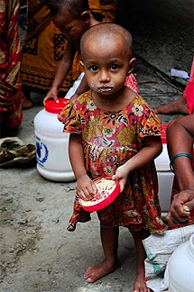 El rostro de esta nia ilustra el reportaje sobre Shahida (Bangladesh) en la web del Programa de Alimentos. WFP/Natasha Scripture
