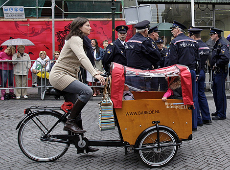 Una mujer pasea con sus nios en una bici con carrito en Holanda. | AP