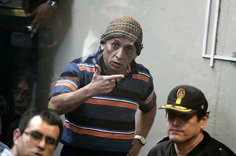 El líder ultranacionalista peruano, Antauro Humala, en el centro de la imagen. | Efe