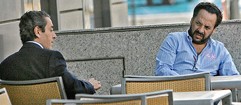 Vctor Campos y lvaro Prez charlan en una terraza. | Jos Cullar