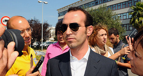 Giampaolo Tarantini, rodeado de periodistas en Bari el 11 de septiembre. | AP