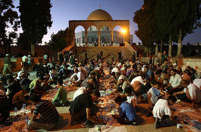 Iftar fuera del Domo de oro de la Roca. Jerusaln. | A. GHARABLI