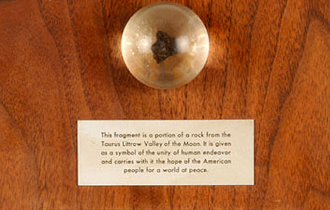 Piedra lunar donada al Museo Naval por el hijo de Carrero Blanco. | Museo Naval