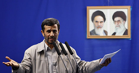 Ahmadineyad, ante los retratos de Jomeini y Jamenei. | AP