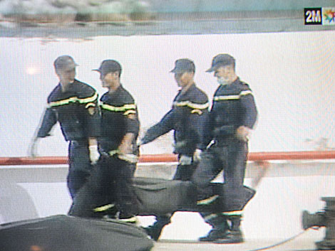 Imagen tomada de la televisión marroquí que muestra el traslado de un cadáver. | Abdelhak Senna (AFP)