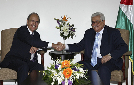 El enviado de la Casa Blanca, George Mitchell y el presidente palestino, Abu Mazen, en su reunin en Ramala. | REUTERS