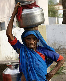 Una mujer india acarreando agua. | A.G.