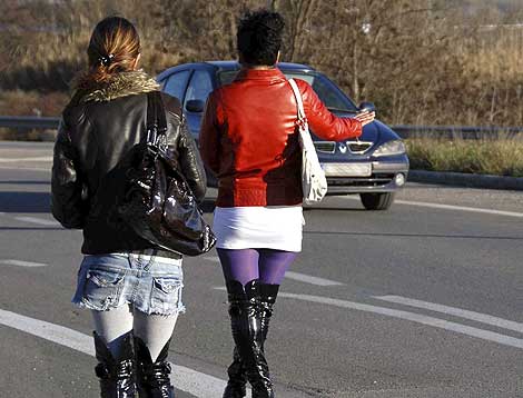 Dos prostitutas buscan clientes en una carretera de Madrid. | Efe
