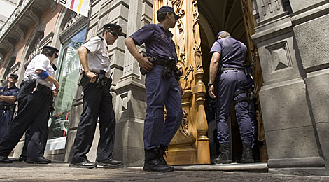 Policas nacionales entran para registrar la sede de la Mutua canaria. | Efe