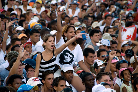 Los cubanos celebran el concierto. | Afp