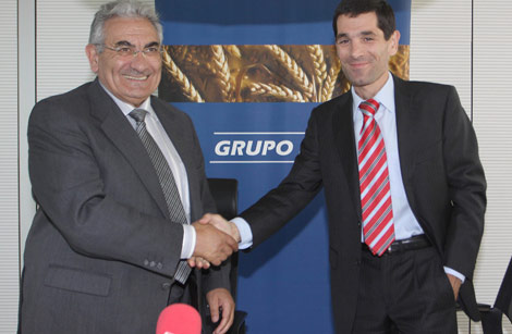 Pedro Puente, de Secretariado Gitano, y Francisco Hevia, de Grupo Siro, sellan el acuerdo. | Manuel Brgimo