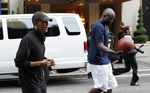 Barack Obama junto a su asistente personal, Reggie Love, en Nueva York. | Ap