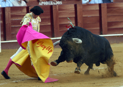 Prueba de como quedara la marca en el capote del torero. | elmundo.es