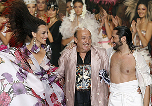 Montesinos, con Helena Barquilla y Rafael Amargo en su ltimo desfile en Cibeles. (Foto: Efe)