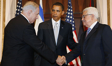 Benjamin Netanyahu y Abu Mazen se saludan en presencia de Barack Obama. | AP