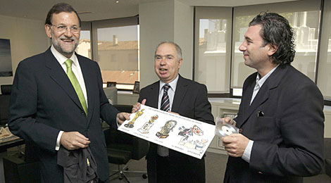 Rajoy, con el ganador del concurso, Goyo Andin, (centro) y el productor del vdeo, Jos Garca.