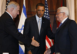 Obama, este martes con Netanyahu (izda) y Abbas. | AP
