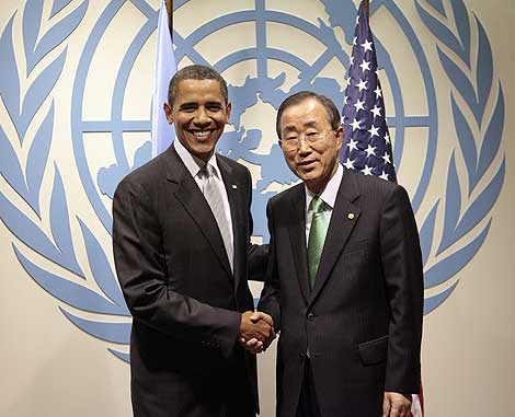 Ban Ki-moon posa junto a Barack Obama en la se de la ONU. | AFP.
