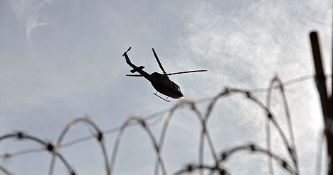 Un helicptero militar sobrevuela la embajada brasilea en Tegucigalpa. | AFP